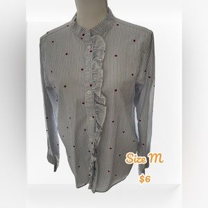 Blusa blanca de rayas azules y corazones rojos es Size M usada como nueva